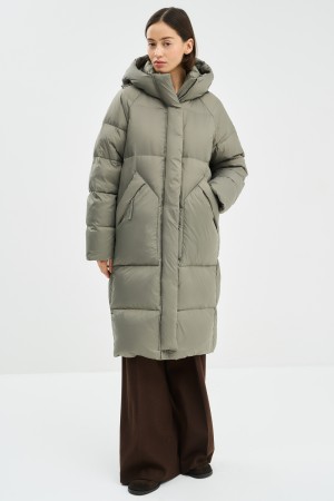 пуховик с капюшоном фотография