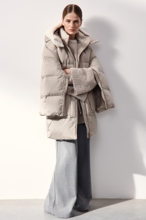 пуховик с капюшоном фотография