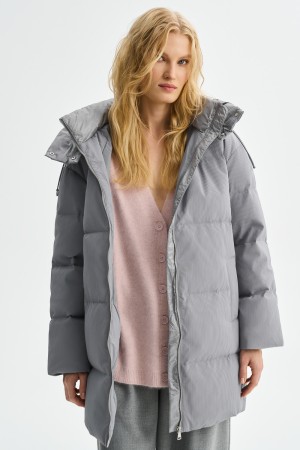 пуховик с капюшоном фотография