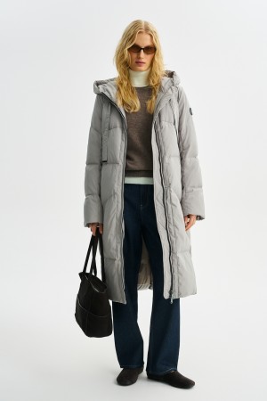 пуховик с капюшоном фотография