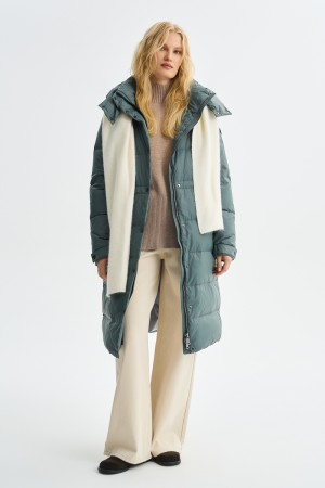 пуховик с капюшоном фотография