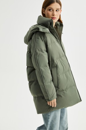 пуховик с капюшоном фотография