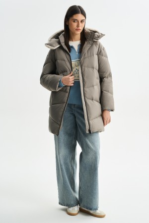 пуховик с капюшоном фотография