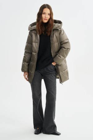 пуховик с капюшоном фотография