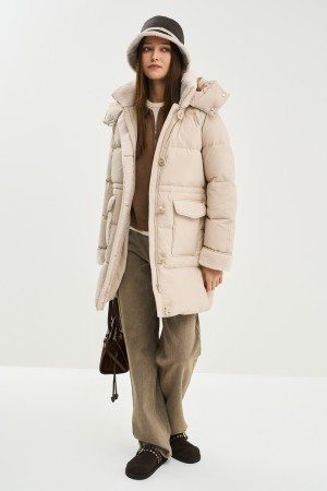 пуховик с капюшоном фотография