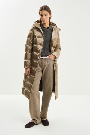 пуховик с капюшоном фотография