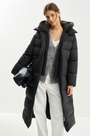 пуховик с капюшоном фотография