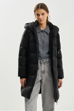 пуховик с капюшоном фотография