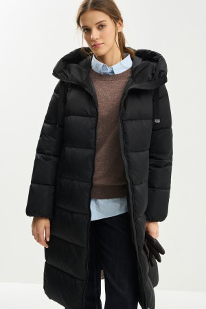 пуховик с капюшоном фотография