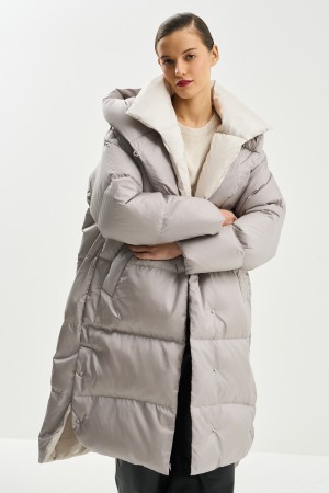 пуховик с капюшоном фотография