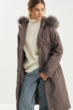 пуховик с капюшоном фотография