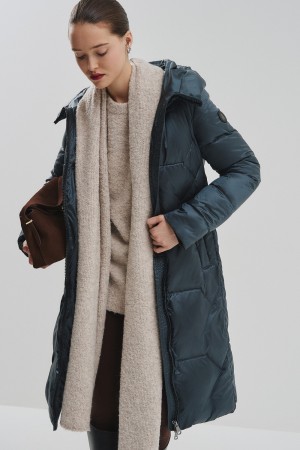 пуховик с капюшоном фотография