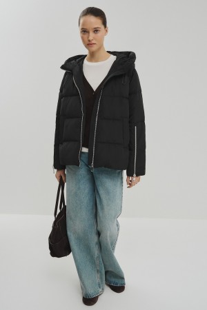 пуховик с капюшоном фотография