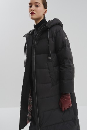 пуховик с капюшоном фотография