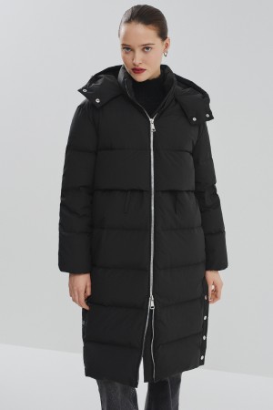 пуховик с капюшоном фотография