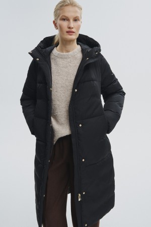 пуховик с капюшоном фотография