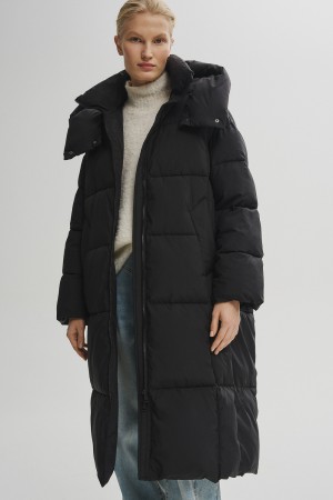 пуховик с капюшоном фотография