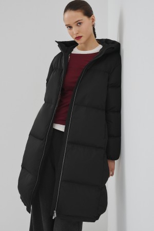 пуховик с капюшоном фотография