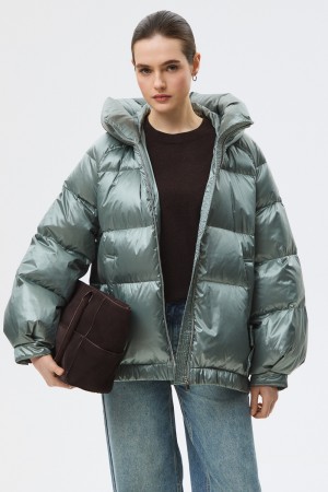 пуховик с капюшоном фотография