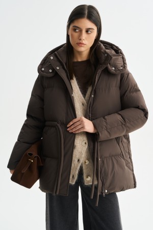 пуховик с капюшоном фотография