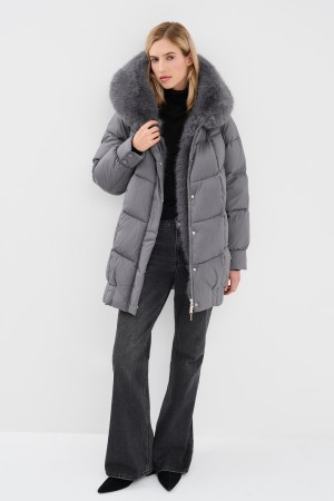 пуховик с капюшоном фотография