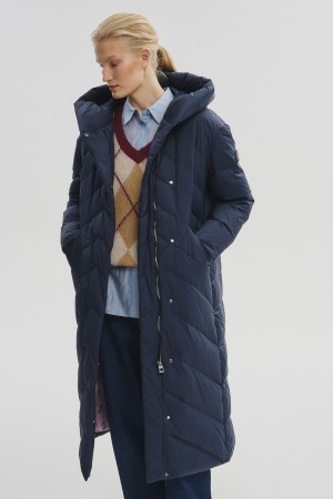 пуховик с капюшоном фотография