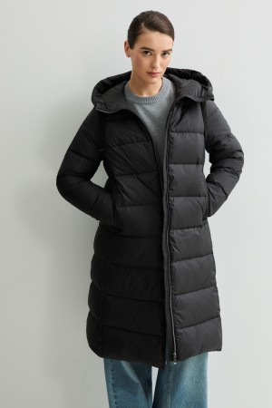 пуховик с капюшоном фотография