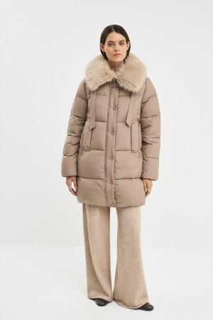 пуховик с капюшоном фотография