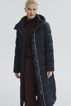 пуховик с капюшоном фотография