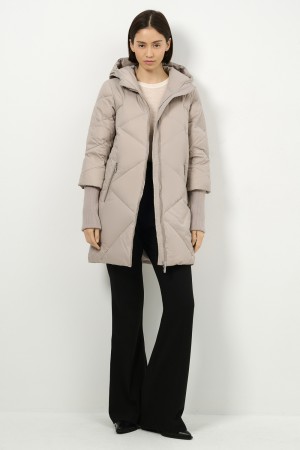 пуховик с капюшоном фотография