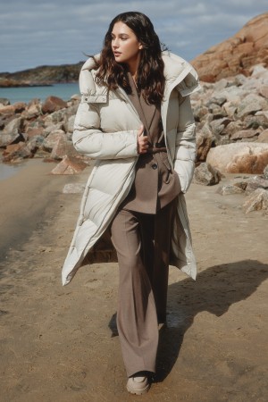 пуховик с капюшоном - верхняя одежда по распродаже