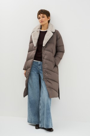 пуховик с меховой отделкой фотография