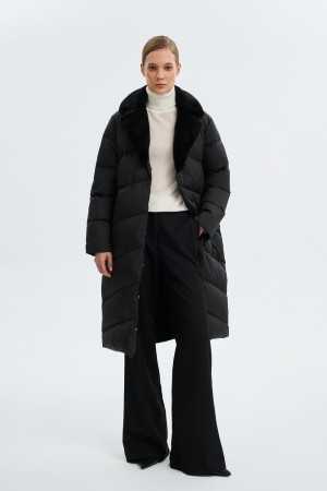 пуховик с меховой отделкой фотография