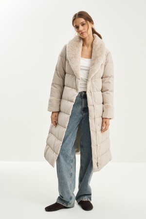 пуховик с меховой отделкой фотография