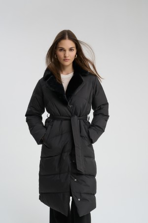 пуховик с отделкой меховой тканью фотография