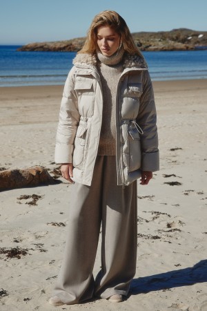 пуховик с отделкой меховой тканью фотография