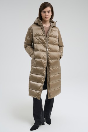 пуховое пальто с капюшоном фотография