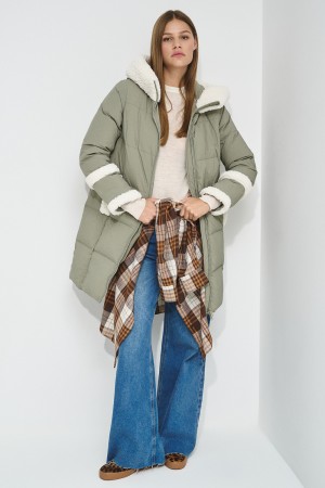 пуховое пальто с отделкой меховой тканью фотография