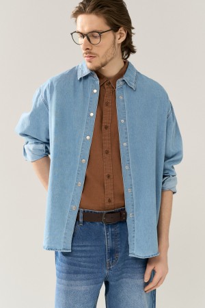 рубашка из денима фотография