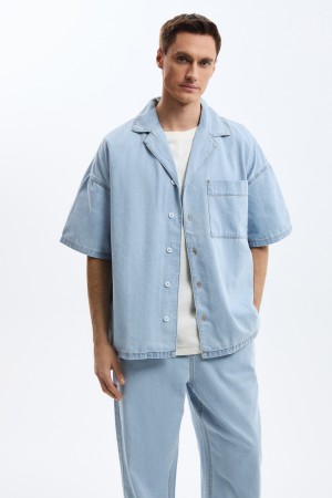 рубашка из денима фотография