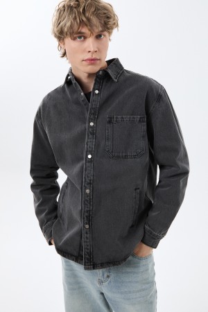 рубашка из денима фотография