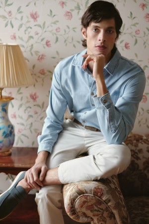 рубашка из денима фотография