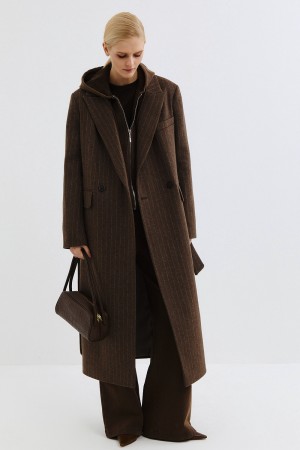 шерстяное пальто с поясом фотография