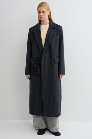 шерстяное пальто с поясом фотография