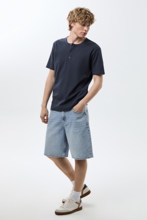 шорты из денима фотография