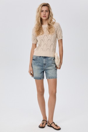 шорты из денима фотография