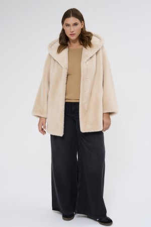 шуба из искусственного меха с капюшоном фотография