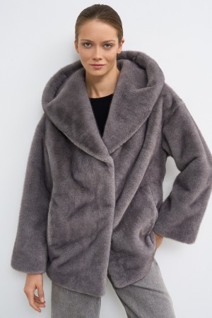 шуба из искусственного меха с капюшоном фотография