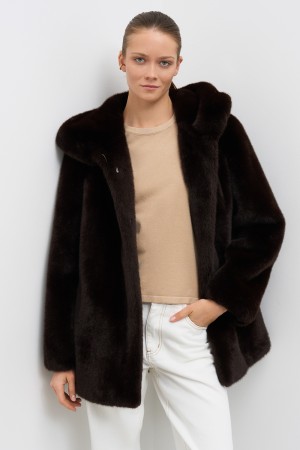 шуба из искусственного меха с капюшоном фотография