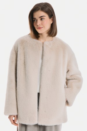 шуба из искусственного меха с капюшоном фотография